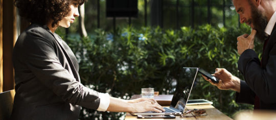 homme-et-femme-travaillent